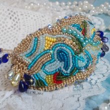 Blue Gold Butterfly armbånd broderet med Swarovski-krystaller; glatte dråber, facetter, frøperler og en 14 karat guldfyldt lås